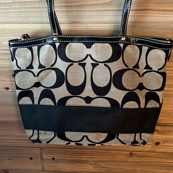 Coach Black Signature Canvas Shoulder Bag - Picture 4 of 9